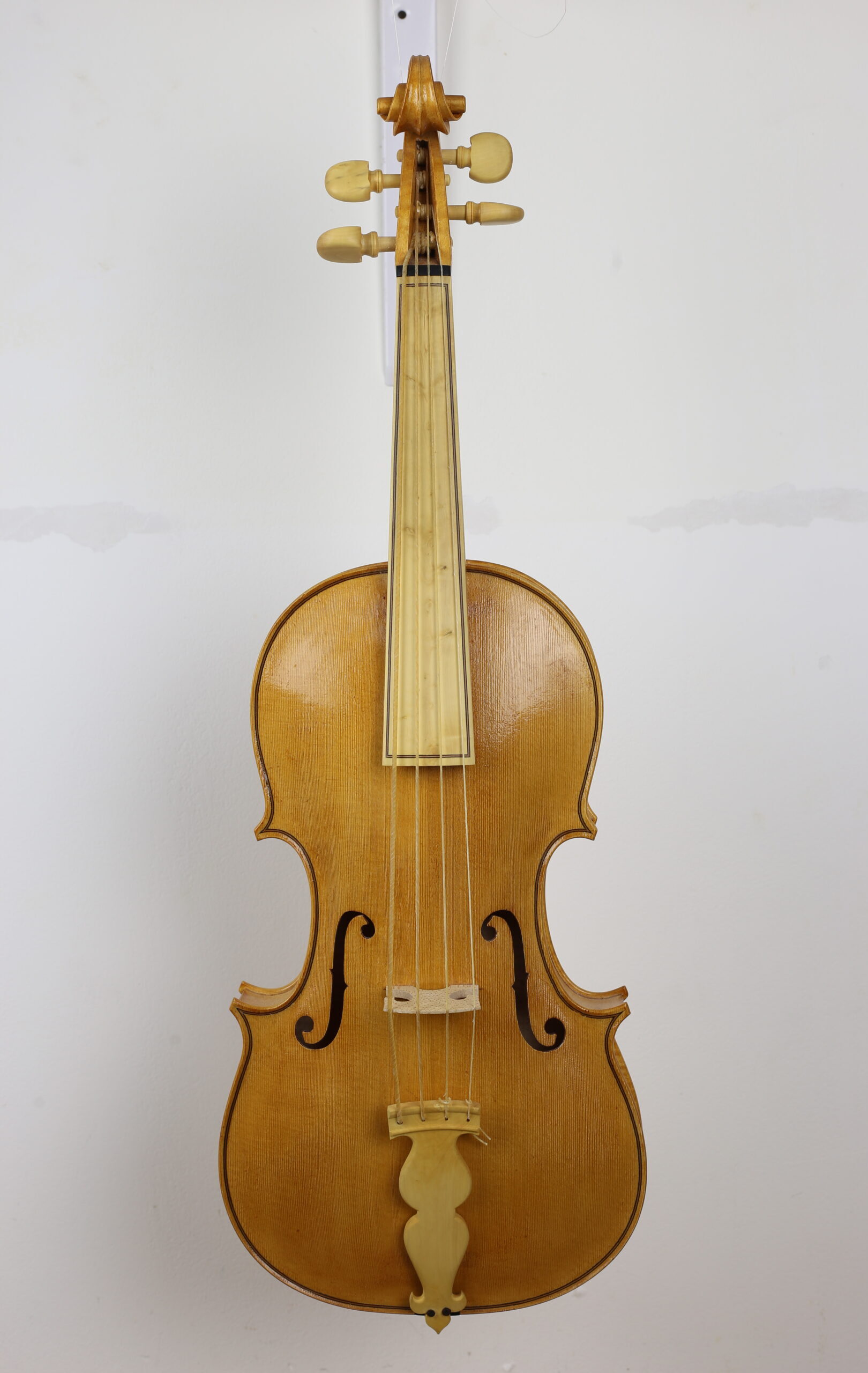 Handgemaakte viool met lichte lak, f-gaten, snaren en klassiek gevormd staartstuk