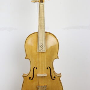 Handgemaakte viool met lichte lak, f-gaten, snaren en decoratief staartstuk