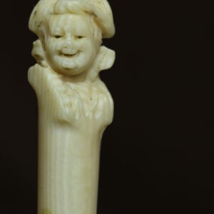 Gesneden ivoren strijkstokknop met lachend kinderfiguurtje, fijn detail van historisch vioolstrijkstokvakmanschap