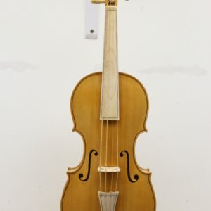 Volledig vooraanzicht van een viool hangend aan de muur met snaren, brug en f-gaten zichtbaar