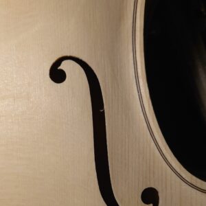 F-gat van een vioolblad naast de rand van de klankkast, detail van traditioneel vioolbouwvakmanschap